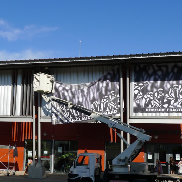 Meynard Exposition - Montage de la facade de la "Demeure Fractale"  - 2013 